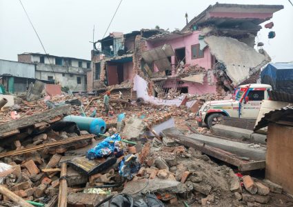 गैरीगाउँ क्षेत्रमा अतिक्रमण गरी निर्माण गरिएका सबै ठूला घर भत्काइयो
