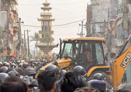पर्साको वीरगन्ज क्षेत्रमा घरटहरा भत्काउन डोजर चल्यो