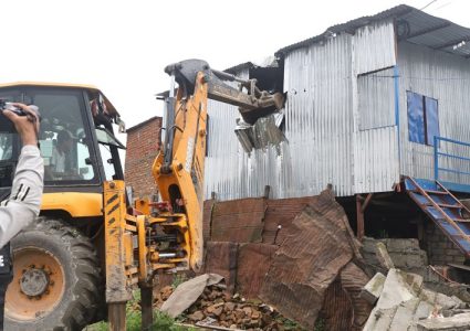 धोबीखोलाको किनारका सुकुम्बासी बस्तीमा : डोजर आउनुअघि नै ढलेका सपना