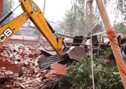 त्रिदेवी मन्दिर परिसरका अनधिकृत संरचनामा चल्यो महानगरको डोजर