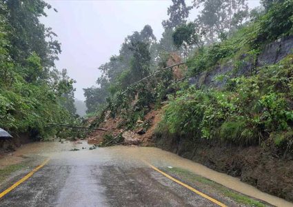 बाढीपहिरोका कारण अवरुद्ध केही राजमार्ग सञ्चालन, केही अवरुद्ध