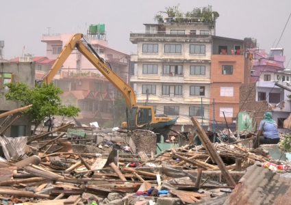 नदी किनारमा रहेका सुकुम्वासी बस्ती हटाउने काम आज पनि निरन्तर