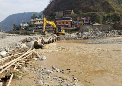 बेमौसमी वर्षाले रोशी खोलाको ‘डाइभर्सन’ बगाएपछि विपी राजमार्ग अवरुद्ध