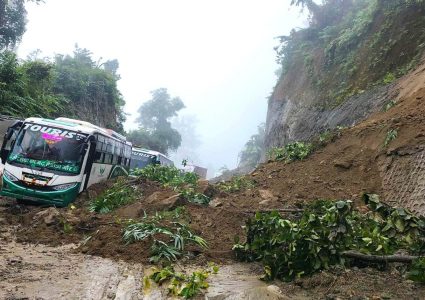 पहिरोले मध्यपहाडी लोकमार्ग अवरुद्ध
