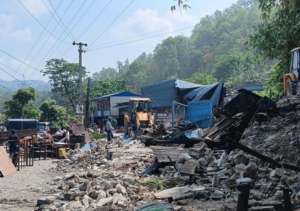 बाराको ३ नम्बर पुल क्षेत्रको बस्तीमा चल्यो डोजर