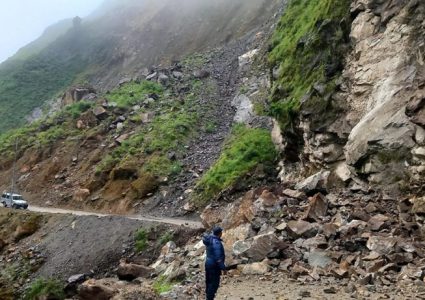 पहिरोका कारण बेनी–जोमसोम सडक अवरुद्ध