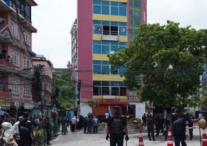 धोबीखोला करिडोरको साततले घर भत्काइँदै, दुईवटा डोजर आए