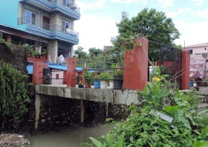 पोखराको फिर्केखोला मिचेर बनाइएका संरचना जेठ ९ भित्र हटाउन निर्देशन