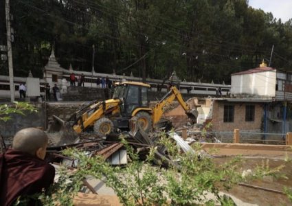 स्वयम्भू क्षेत्रमा पनि डोजर