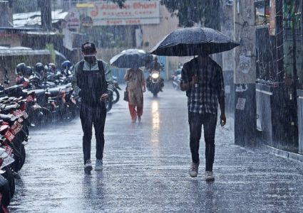 चट्याङसहितको भारी वर्षा पूर्वतिर सर्दै