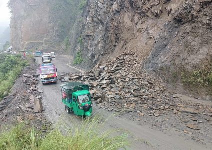 नारायणगढ–मुग्लिन सडकको तुइन खोलामा पहिरो, सवारी आवागमन प्रभावित