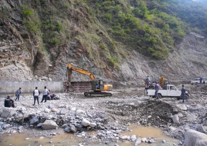 यी हुन् पहिरो र बाढीका कारण देशका विभिन्न राजमार्ग प्रभावित