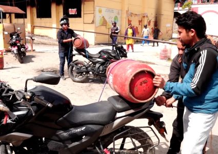 सरकारले ग्यासको मूल्य बढायो, पेट्रोलको घटायो