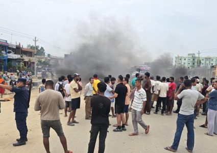 सडक निर्माणमा ढिलासुस्ती भएको भन्दै स्थानीयले गराए पूर्वपश्चिम राजमार्ग अवरुद्ध