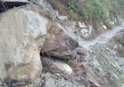 सुक्खा पहिरोले शुक्रबारदेखि खाँदबारी–किमाथाङ्का सडकखण्ड अवरुद्ध