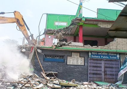 पृथ्वीचोकस्थित सरकारी जग्गामा बनेका संरचनामा चल्यो डोजर
