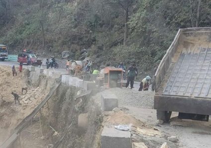 बाढीका कारण सिद्विचरण राजमार्ग अवरुद्ध