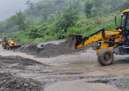 वर्षा र पहिरोले देशभर सडक प्रभावित, बीपी राजमार्गमा राति सवारी बन्द