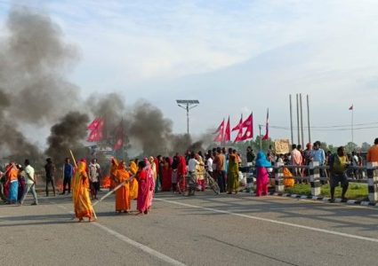 सार्वजनिक जग्गा खाली गर्ने सूचना जारी गरेपछि धनुषामा सुकुमवासीको प्रदर्शन