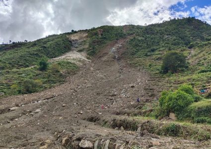 सिलिचोङमा पहिरो, ७ परिवार विस्थापित