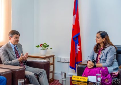 स्वास्थ्यमन्त्री मेहतासँग अमेरिकाका कार्यवाहक राजदूतको शिष्टाचार भेट