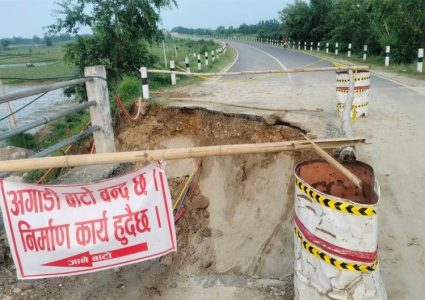 निर्माणाधीन पुल नजिक सडक भासिँदा हुलाकी राजमार्ग अवरुद्ध