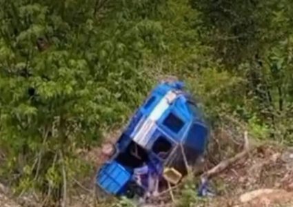 कैलालीको टेम्पो भीरबाट खसालिएको विवाद ५ लाख क्षतिपूर्तिमा टुंगियो, जाहेरी फिर्ता लिने सहमति
