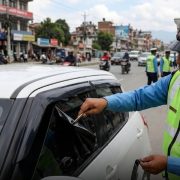आजदेखि गाडीका काला सिसाका स्टिकर हटाउन ट्राफिक प्रहरीको अभियान