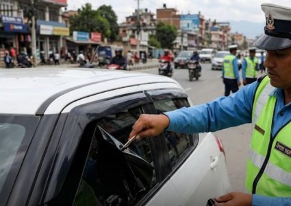 आजदेखि गाडीका काला सिसाका स्टिकर हटाउन ट्राफिक प्रहरीको अभियान