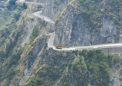 दुई ठाउँमा पहिरो खसेपछि कान्तिराजपथमा आवागमन बन्द