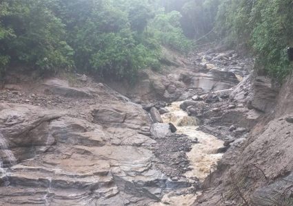 लप्से खोलामा पहिरो खस्दा दिक्तेल–चखेवा सडक अवरुद्ध