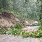 पहिरोले मेची राजमार्गको राजदुवाली खण्ड अवरुद्ध