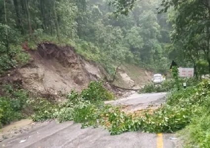 पहिरोले मेची राजमार्गको राजदुवाली खण्ड अवरुद्ध