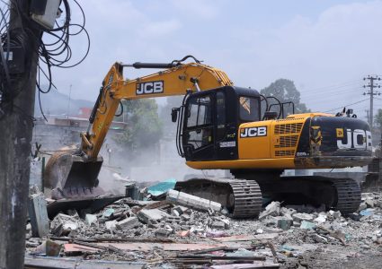 पोखरा बसपार्क क्षेत्रका संरचना चल्यो डोजर