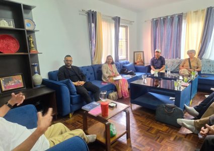 संविधान संशोधन बहसपत्र तयारी कार्यदलद्वारा पूर्वप्रधानमन्त्री भट्टराईसँग छलफल