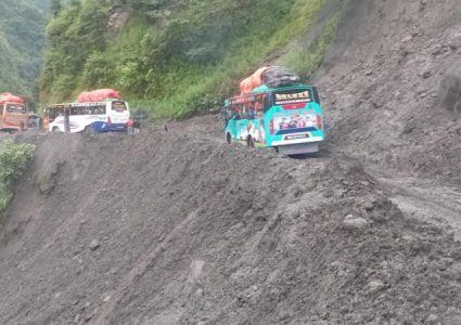 बेनी–जोमसोम सडक १२ घण्टापछि खुल्यो