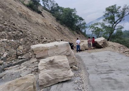 आजदेखि बेँसीसहर–चामे र मध्यपहाडी लोकमार्गमा सवारी सञ्चालनमा रोक
