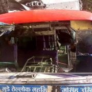धनकुटामा बस पल्टिँदा ११ जना यात्रु घाइते
