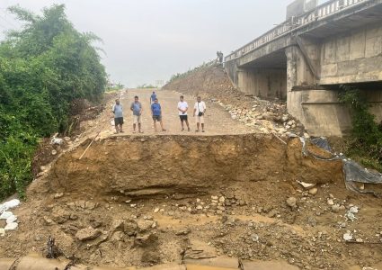 बाढीले डाइभर्सन बगायो, बुटवल-गोरुसिंगे सडक अवरुद्ध