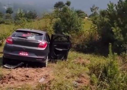कालिञ्चोक दर्शन गरी फर्किँदै गरेको कार दुर्घटना हुँदा ६ जना घाइते