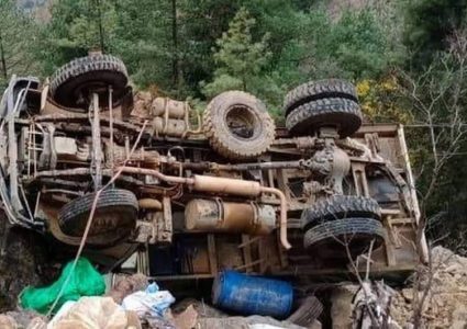 जिप सडकबाट २०० मिटर तल खस्यो : एक जनाको मृत्यु