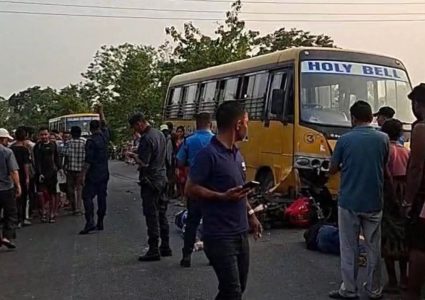 मोटरसाइकल र स्कुल बस जुध्दा दुई जनाको मृत्यु