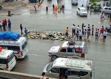 रोशी खोलाको बहाव बढेपछि बीपी राजमार्ग पूर्ण रूपमा बन्द