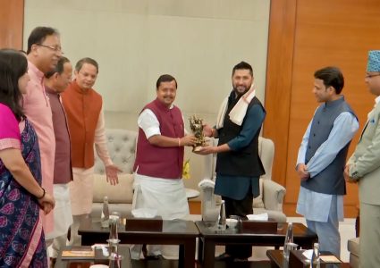 रवि लामिछानेद्वारा भाजपा अध्यक्ष नितिन नवीनलाई नेपाली सांस्कृतिक तथा धार्मिक उपहार प्रदान