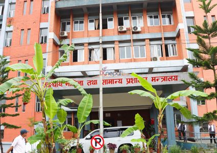 विदेशमा पिआर लिएर बसेका कर्मचारीलाई सरकारी सेवामा अयोग्य ठहरिने गरी कारबाहीको सिफारिस