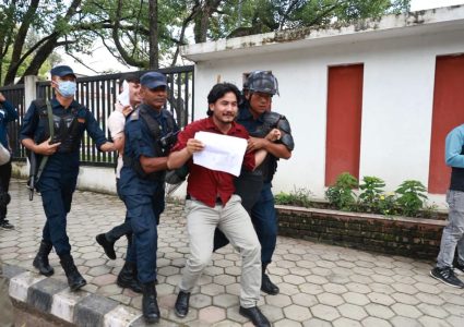 शिक्षामन्त्रीविरुद्ध नाराबाजी गर्ने ५ जना पक्राउ