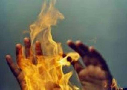 सर्लाहीमा पनि एक युवकले गरे आत्मदाह प्रयास, हेलिकप्टरबाट काठमाडौं ल्याइँदै