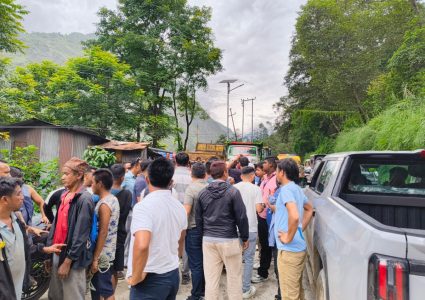 कोदारी राजमार्ग १० दिनदेखि अवरुद्ध भएपछि दुई मन्त्रीले गरे स्थलगत&hellip;