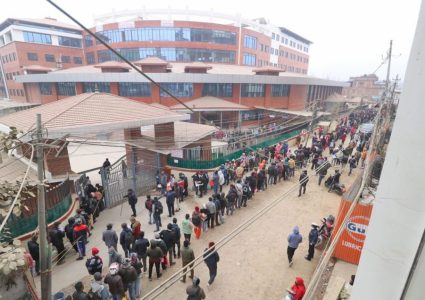 राहदानी विभागको गेटमा एक पुरुषले गरे आत्मदाह प्रयास