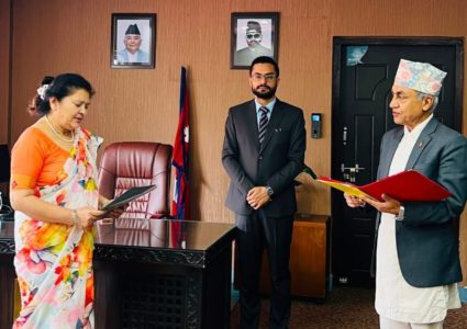 त्रिवि सेवा आयोगका नवनियुक्त अध्यक्ष किशोर थापाले लिए शपथ, सदस्यमा&hellip;